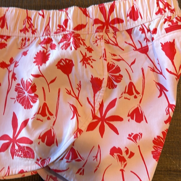 The North Face Women's Class V Mini Short in Pink Red Floral Print Medium - Picture 6 of 7